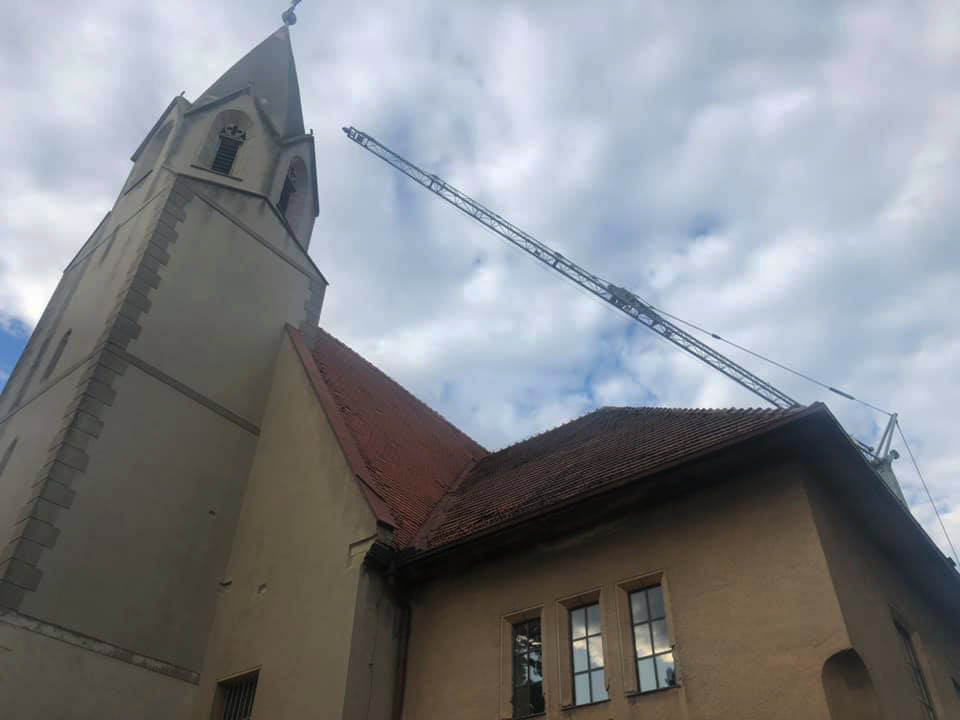 Samoskladací žeriav Cattaneo CM76 - rekonštrukcia strechy kostola Podunajské Biskupice | TOP CRANES