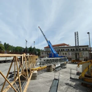 montaz-zeriava-na-stavbe-rekonstrukcia-internatu-banska-bystrica-topcranes