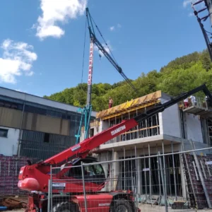 rychlostavitelny-zeriav-pristavba-administrativnej-budovy-banska-bystrica-topcranes