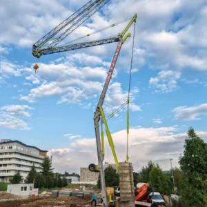 rychlostavitelny-zeriav-rozkladanie-novostavba-nemocnica-banska-bystrica-topcranes