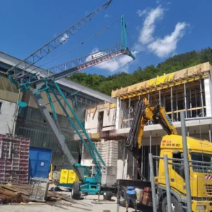 stavebny-zeriav-rozkladanie-pristavba-administrativnej-budovy-banska-bystrica-topcranes